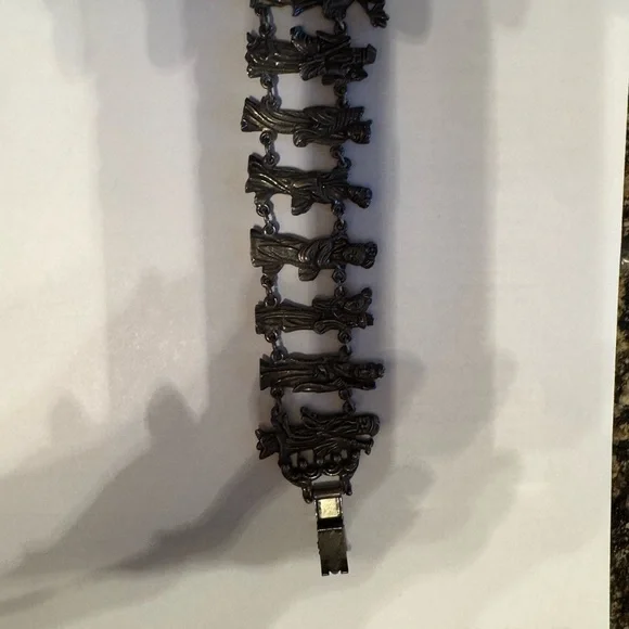 Vintage/antique Asian Silver colored Bracelet with Detailed Figures - Picture 9 of 16